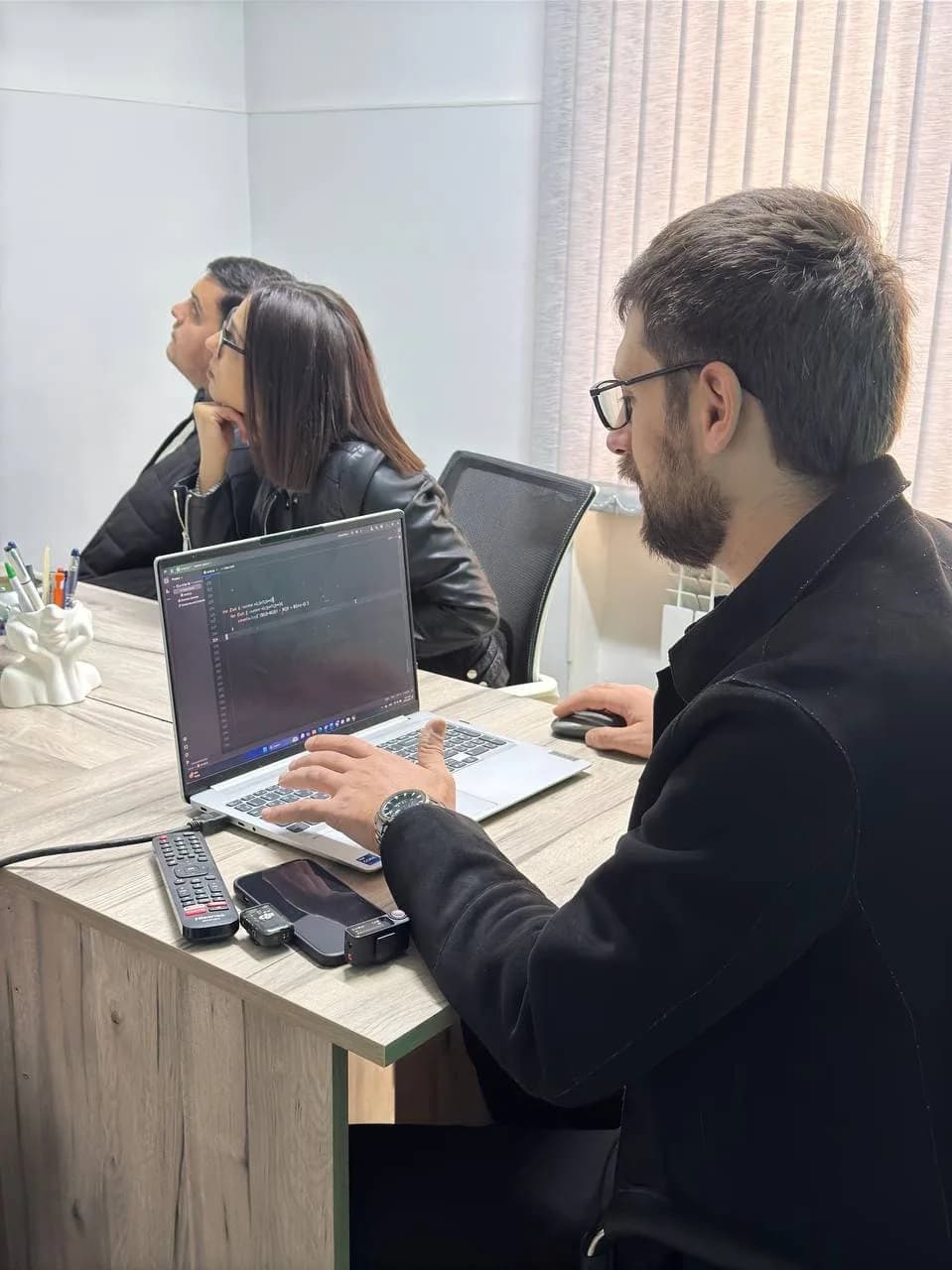 Ուսանող աշխատում է laptop-ի վրա