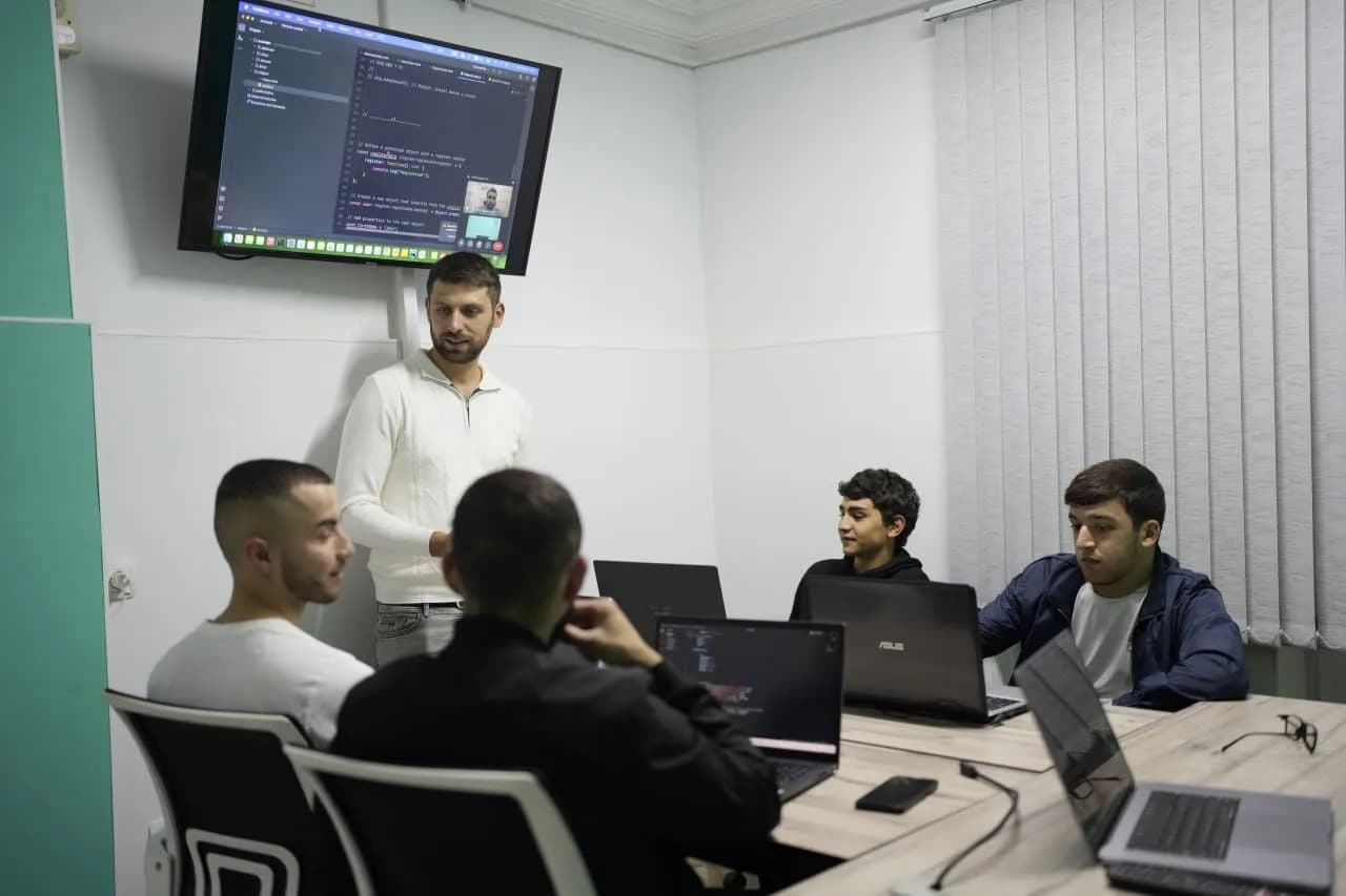 Danisoft ուսանողներ դասաժամին Կոմիտասի մասնաճյուղում