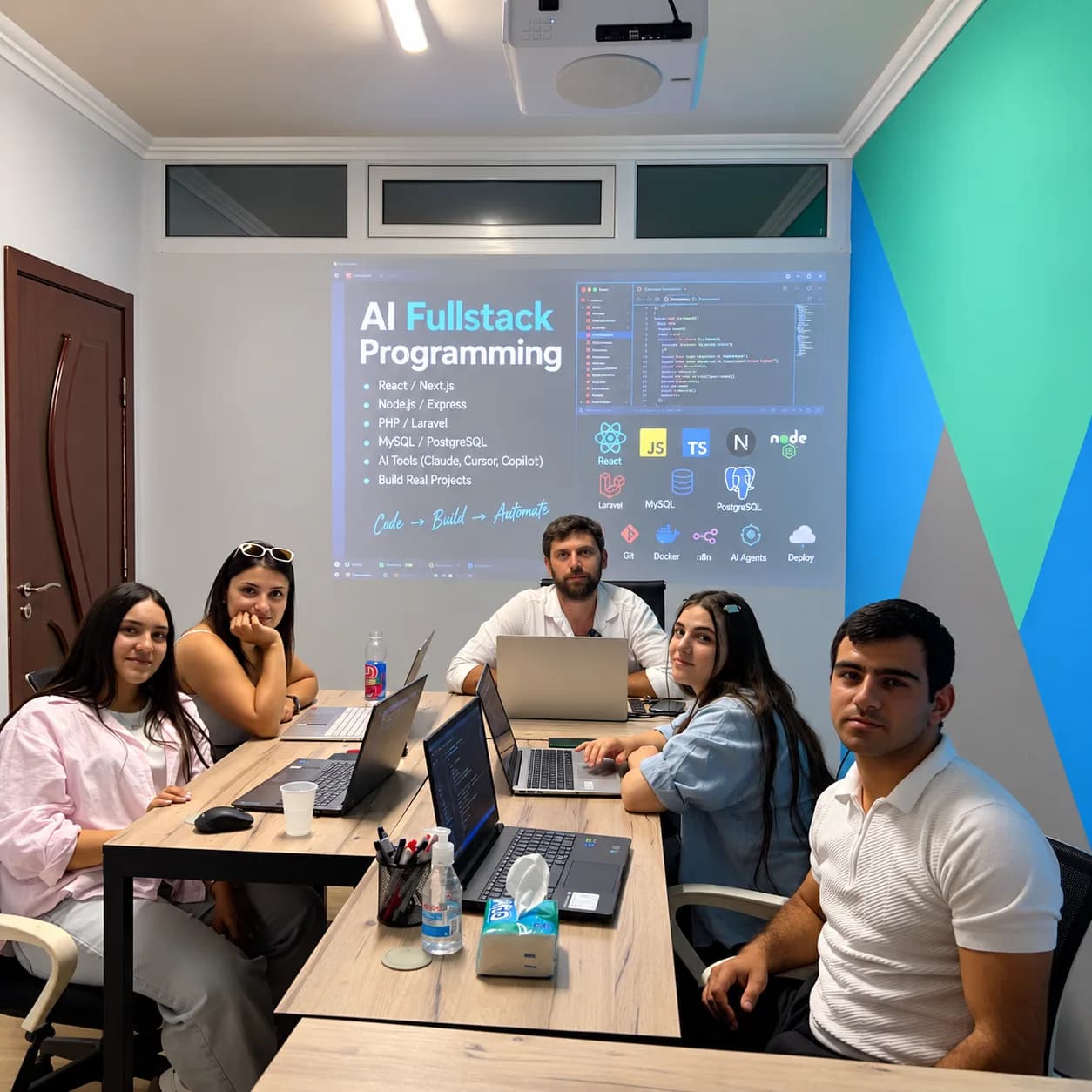 Դանիել Համբարձումյանը՝ Danisoft Academy-ի ուսանողների հետ